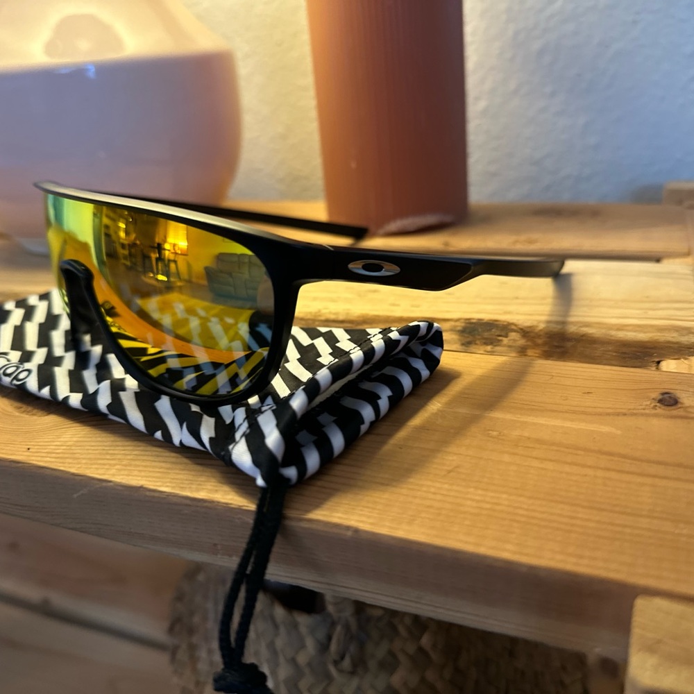 Oakley Sunglasses with Black Frame and Reflective red Lenses